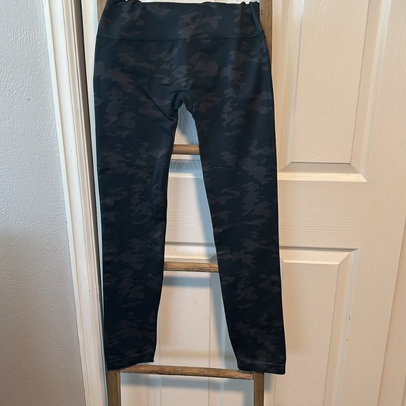 NWOT SPANX black and grey Camo stretch leggings - Picture 4 of 7